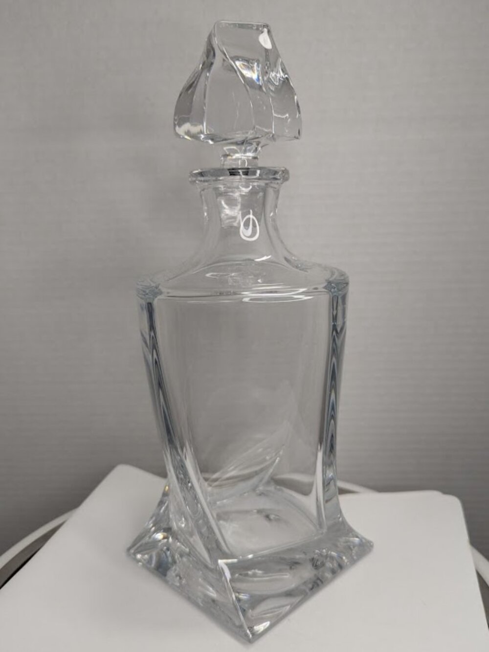 MIKASA“Motion” 750ml Decanter w/Stopper;Twisted Modernist Design w/Square Base